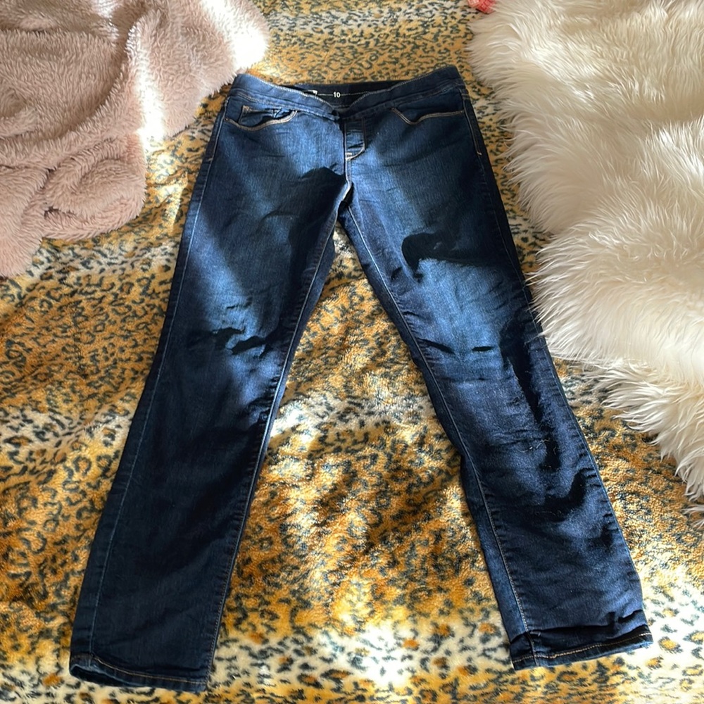 Levis pull on style dark wash skinny/straight jeans